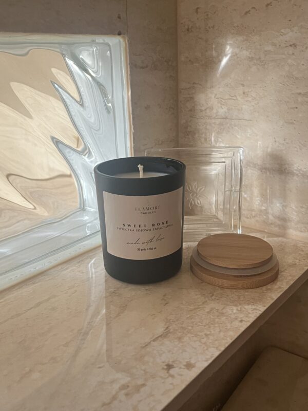 Świeca sojowa zapachowa w szkle Sweet Rose